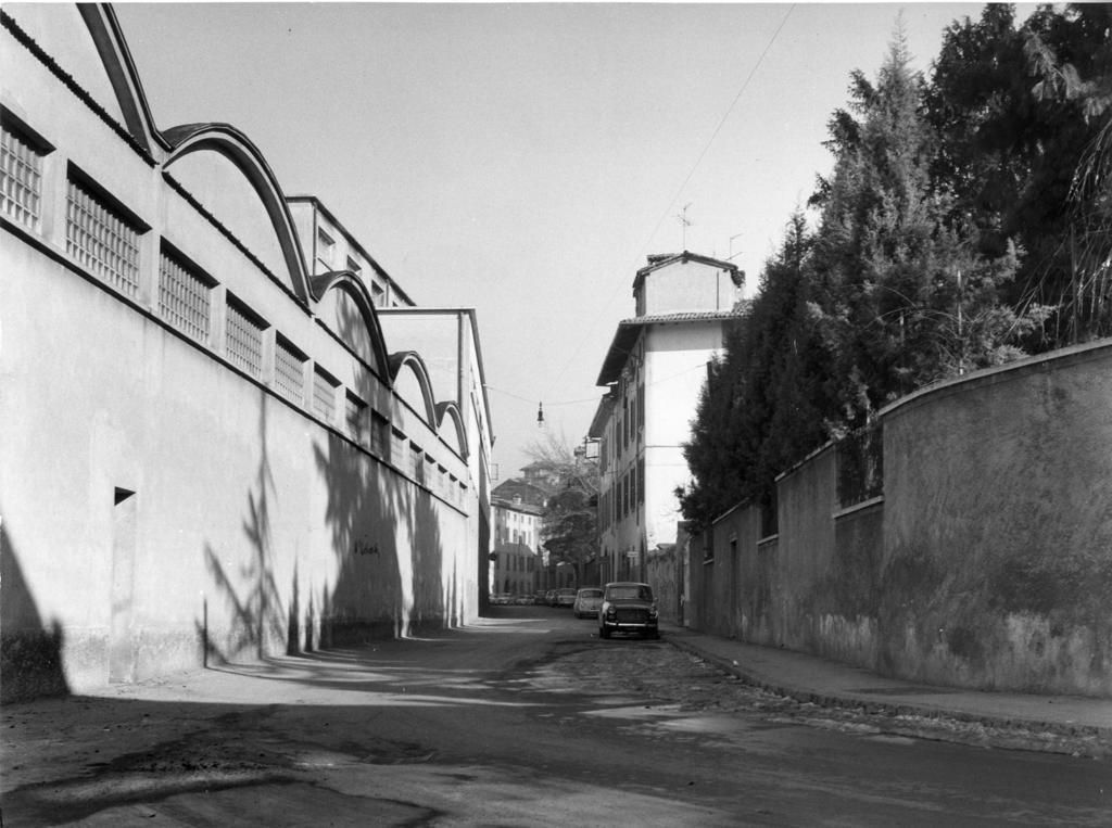 Automobili in Via San Lazzaro · Historify