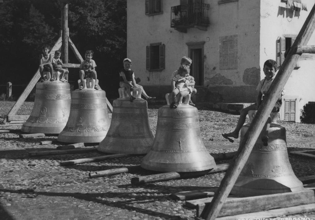 Bambini in posa sopra le campane · Historify