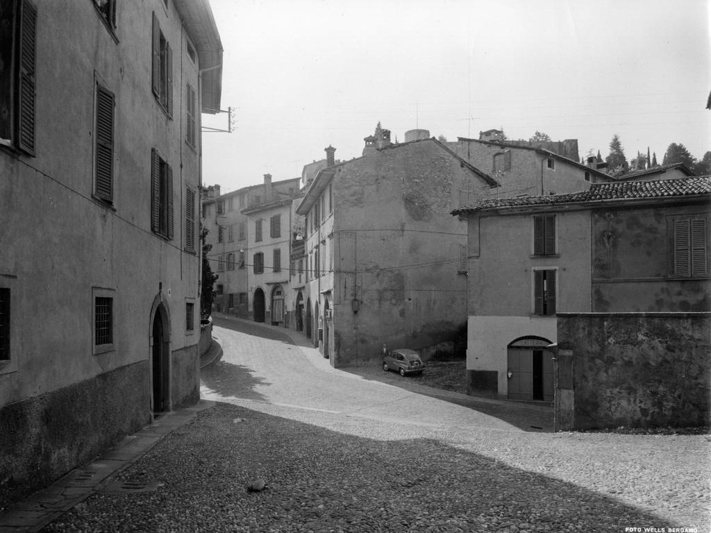Largo di S. Michele al Pozzo Bianco · Historify