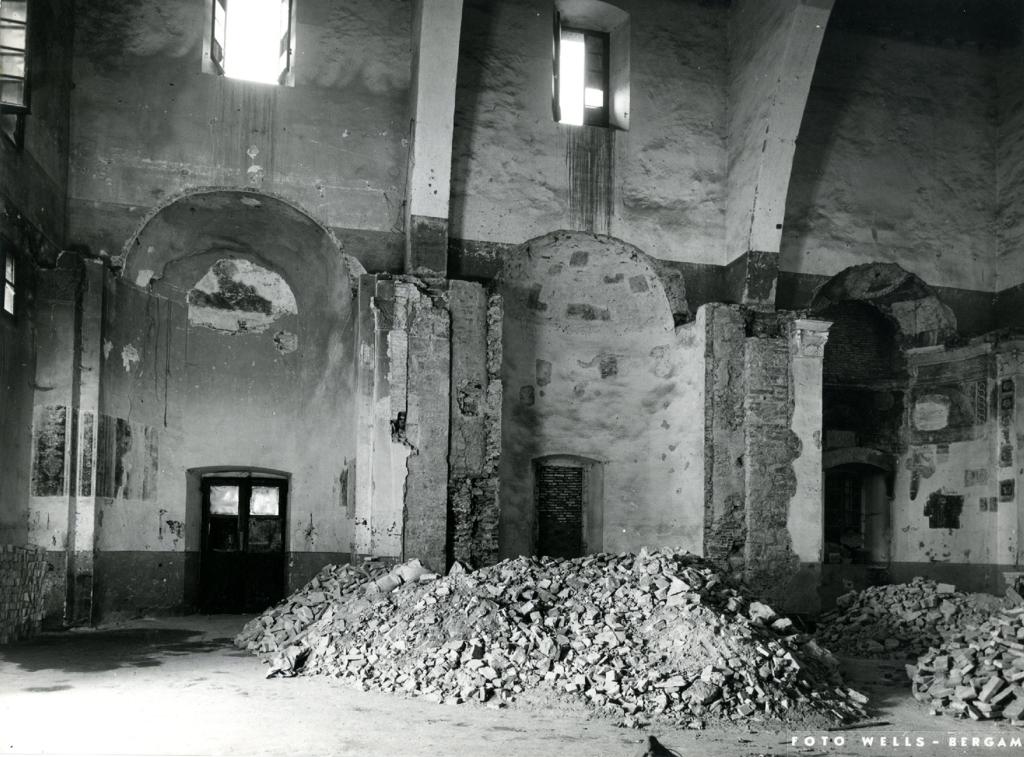 Detriti in Sant'Agostino · Historify