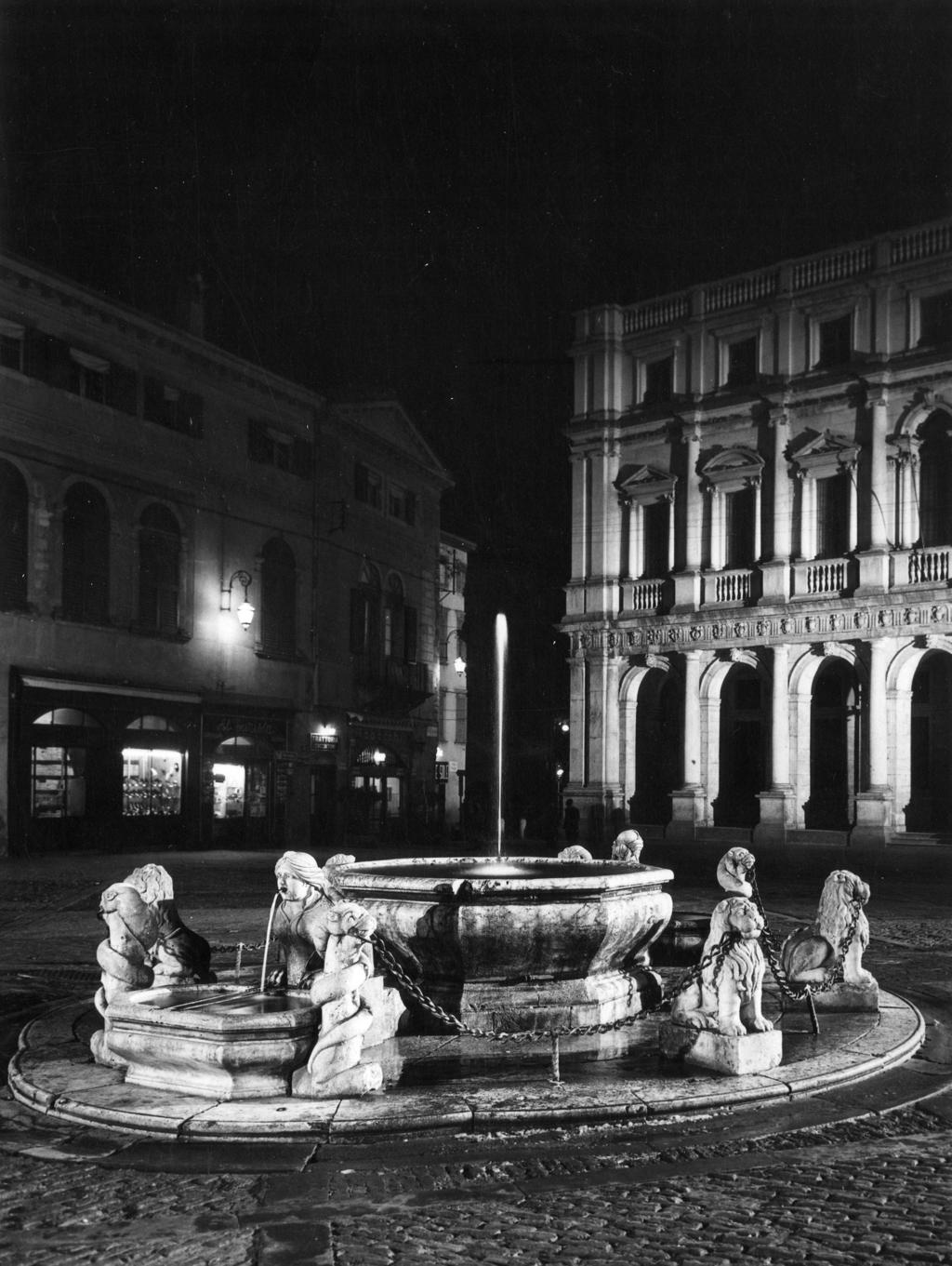 Getto d'acqua in Piazza Vecchia · Historify