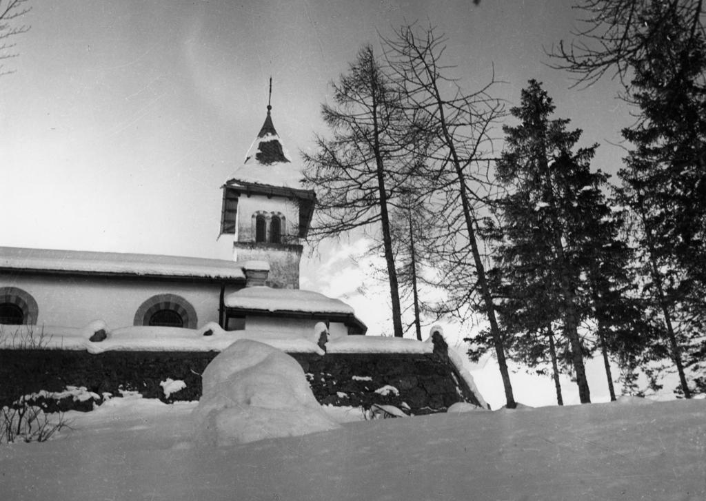 Chiesa innevata al Passo della Presolana · Historify