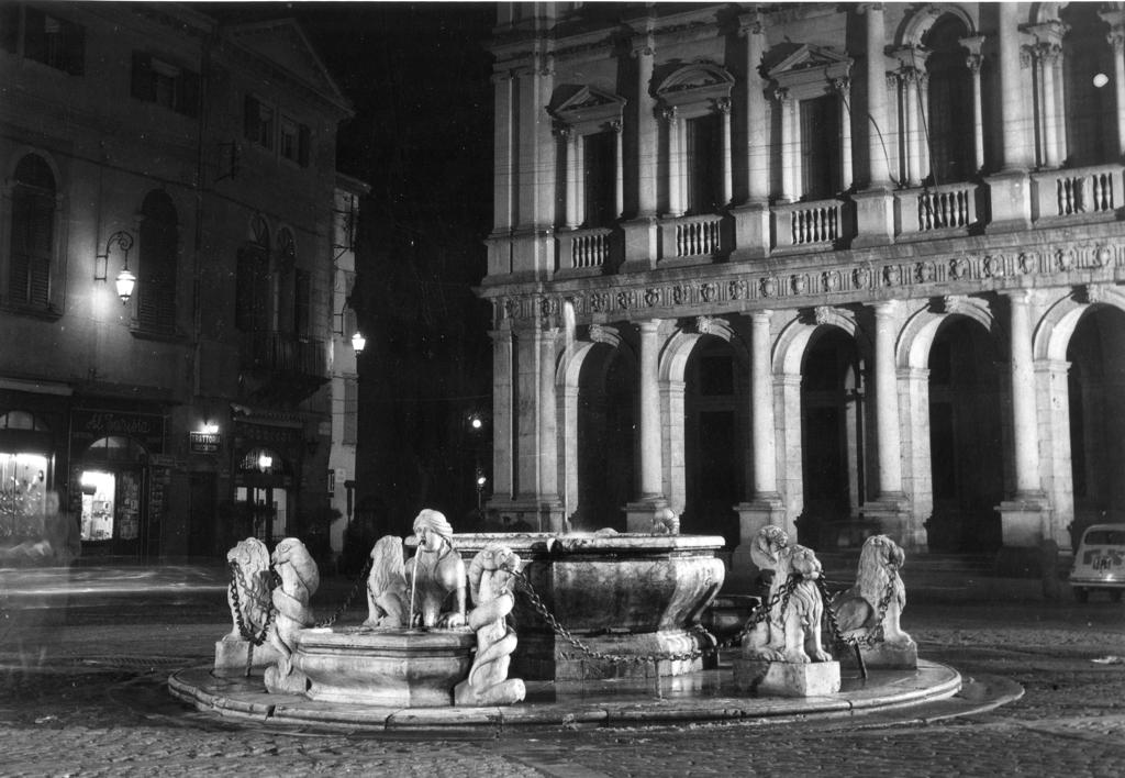 Fontana del Contarini in notturna · Historify