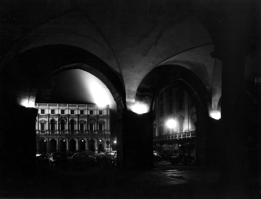 Luci e ombre su Piazza Vecchia · Historify