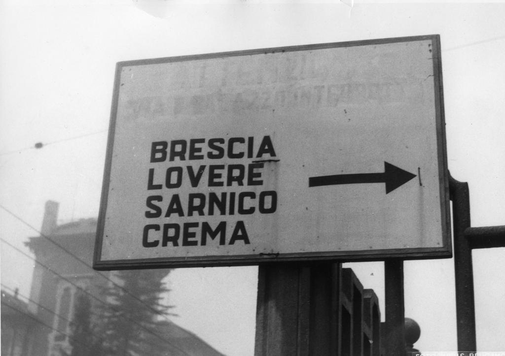 Insegna Stradale · Historify