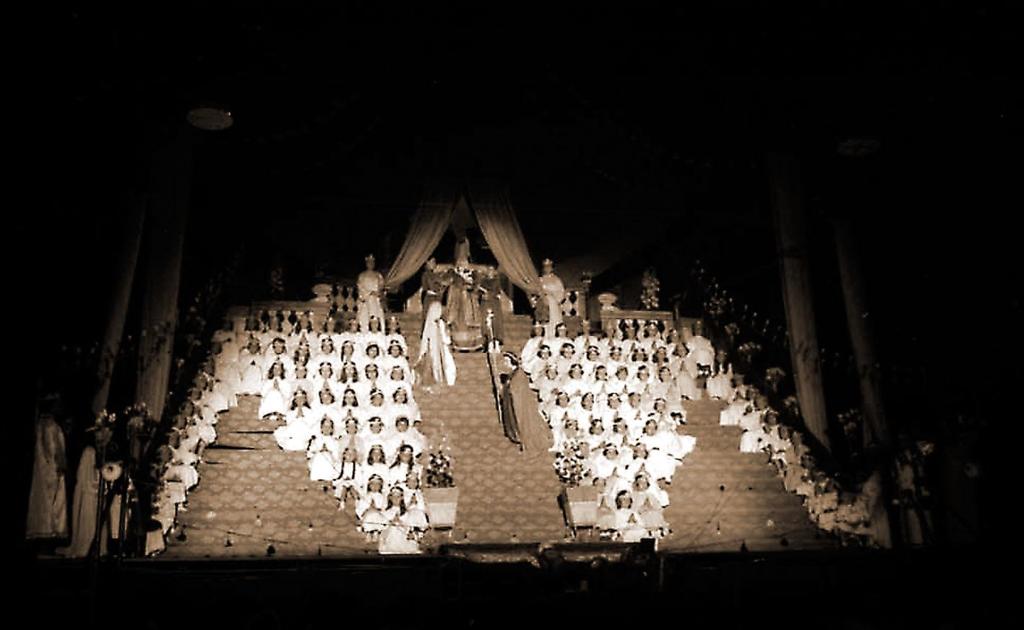 Rappresentazione Dei "Misteri Gaudiosi" In Basilica · Historify