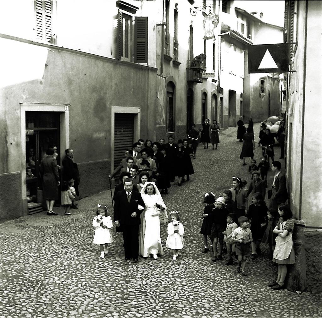 Corteo Nuziale Per Le Vie Del Paese · Historify