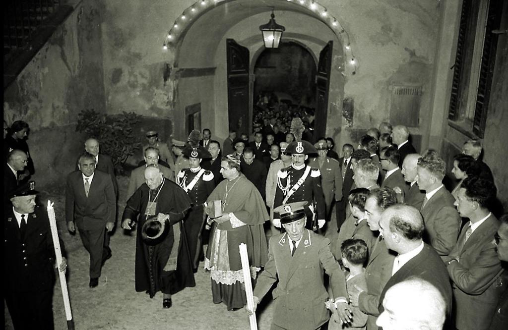 Il Patriarca Di Venezia Arrivato Al Ricevimento Presso Il Palazzo Del Comune · Historify
