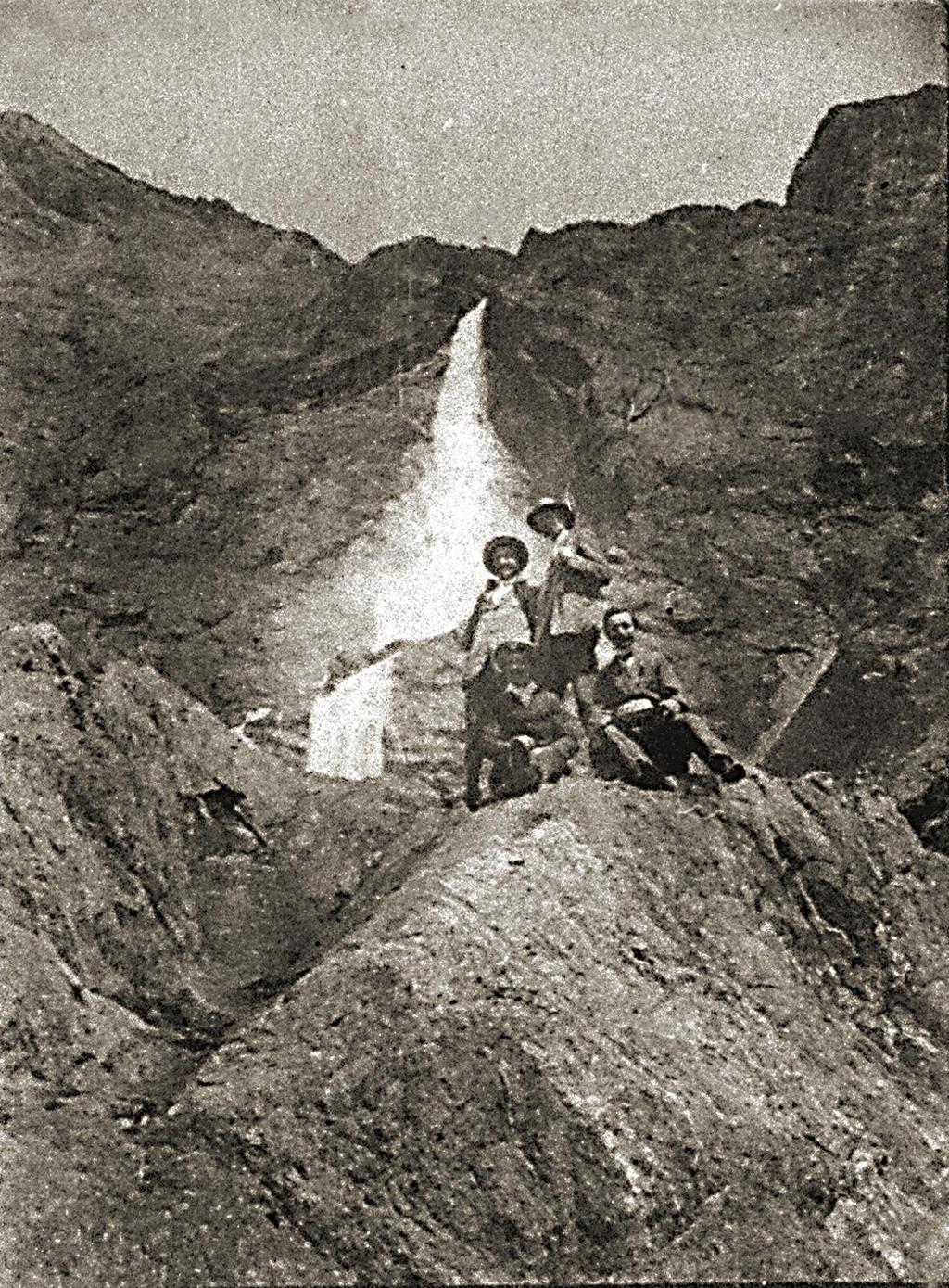 Primi Del 1900-Gitanti Alle Cascate Del Serio · Historify
