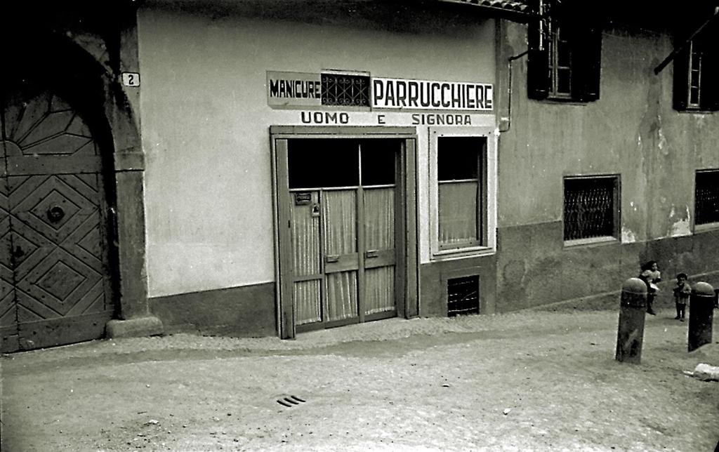 1959-Clusone-Atelier Di Parrucchiere-All'Inizio Del Vicolo Caio · Historify