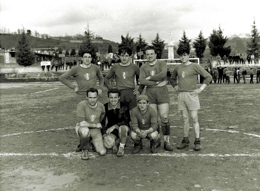 1963-Clusone-Patronato S.Vincenzo-Una Squadra Di Calcio · Historify