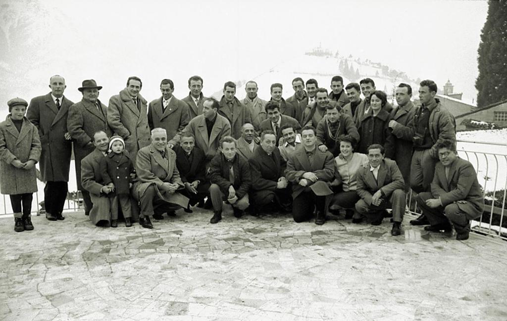 Bar Genzianella-Gruppo Con Gli"Azzurri"Di Sci · Historify