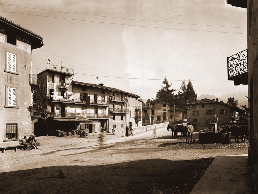 La Piazza Di Fino Del Monte · Historify