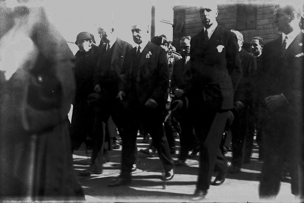 Corteo Funebre Generale Fara · Historify