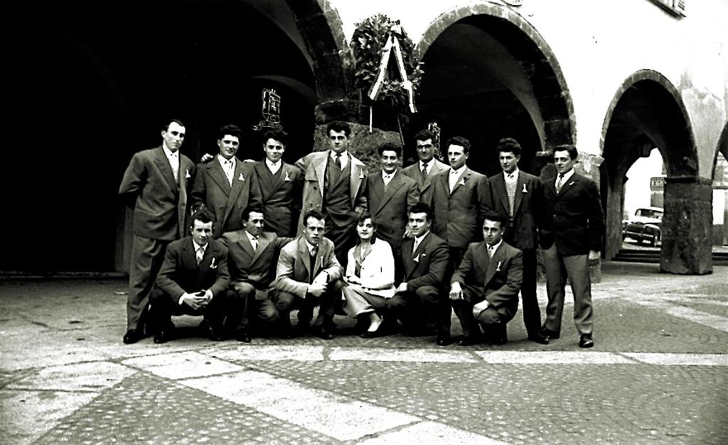 Gruppo Di Emigranti Per La Festa · Historify