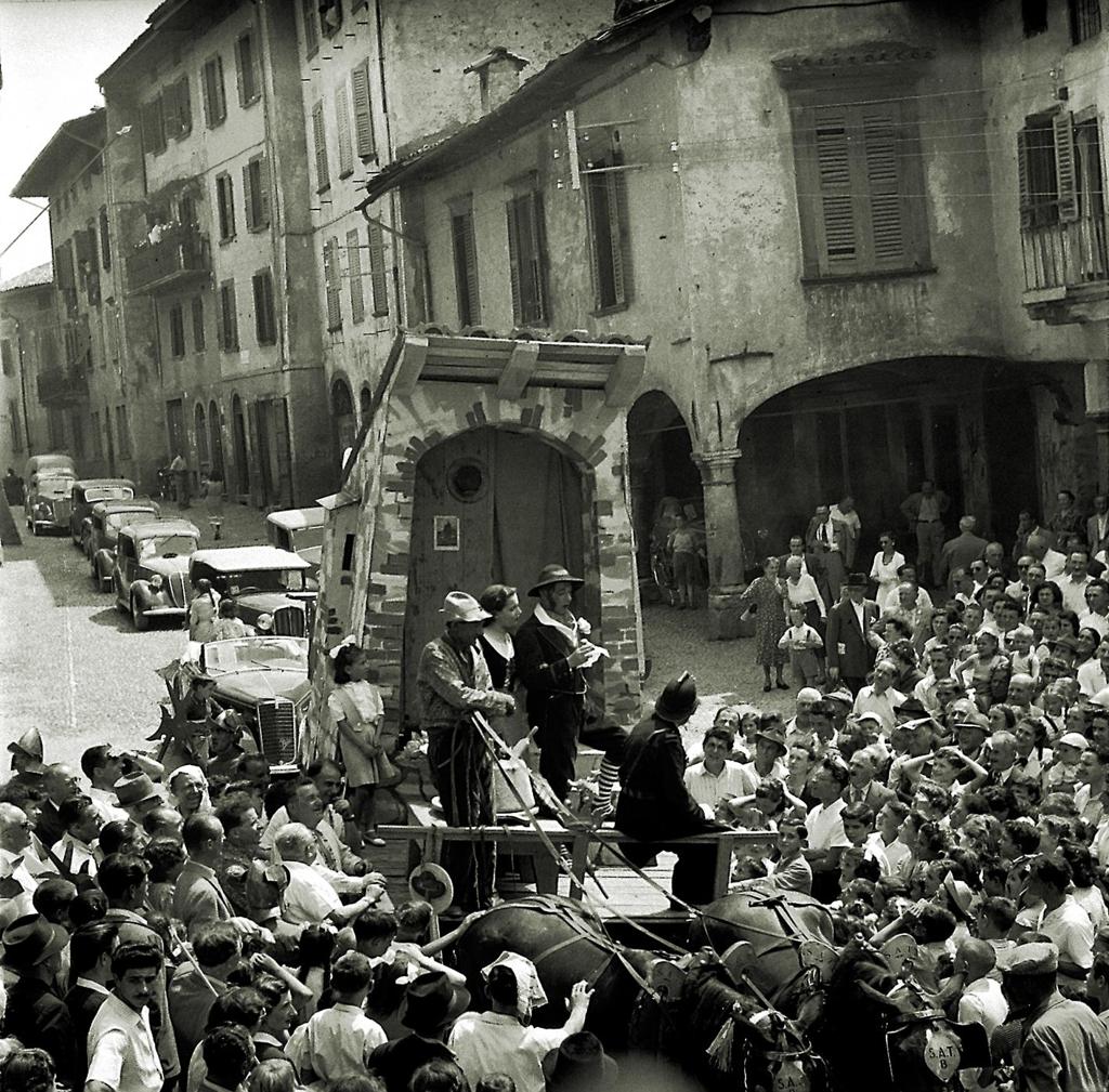 Ducato Di Piazza Pontida In Esibizione In P.Za Orologio · Historify