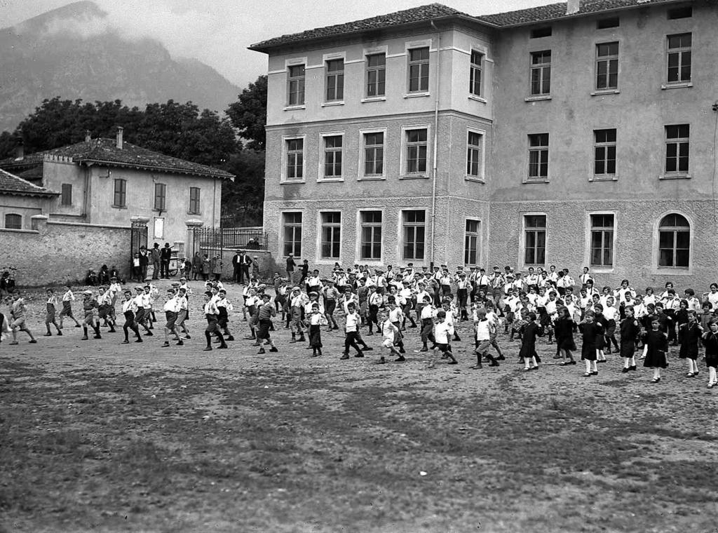 Anni Trenta, lezione di ginnastica · Historify