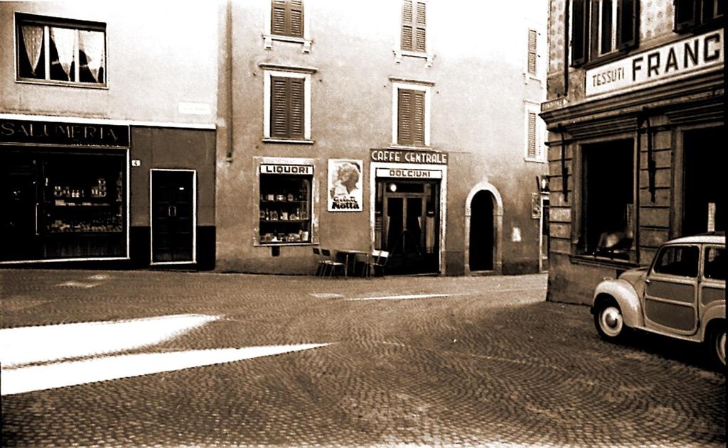 1957-Clusone-Il Caffe Centrale In P.Zza Uccelli · Historify