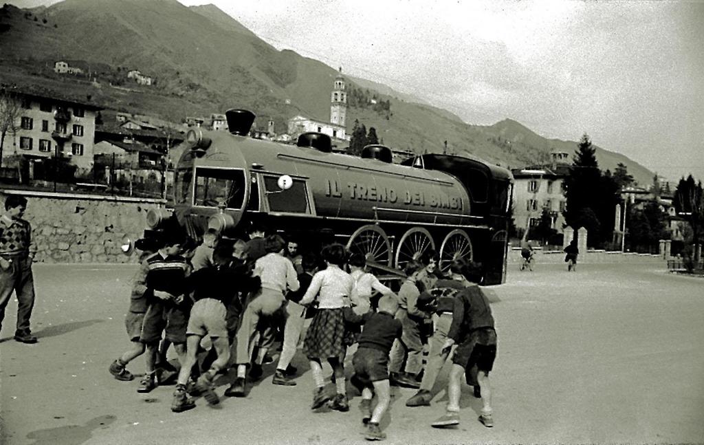 1955-Clusone-Affollamento Per Il Lancio Dei Cioccolatini · Historify