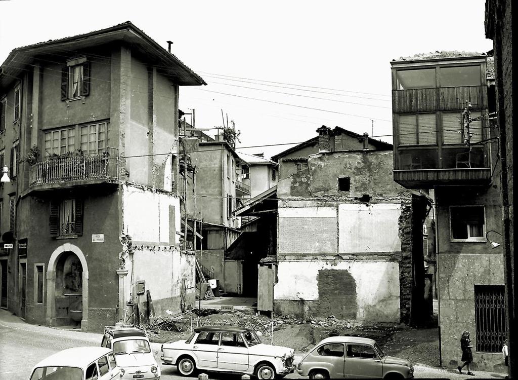 Piazza Paradiso-Edificio Abbattuto · Historify