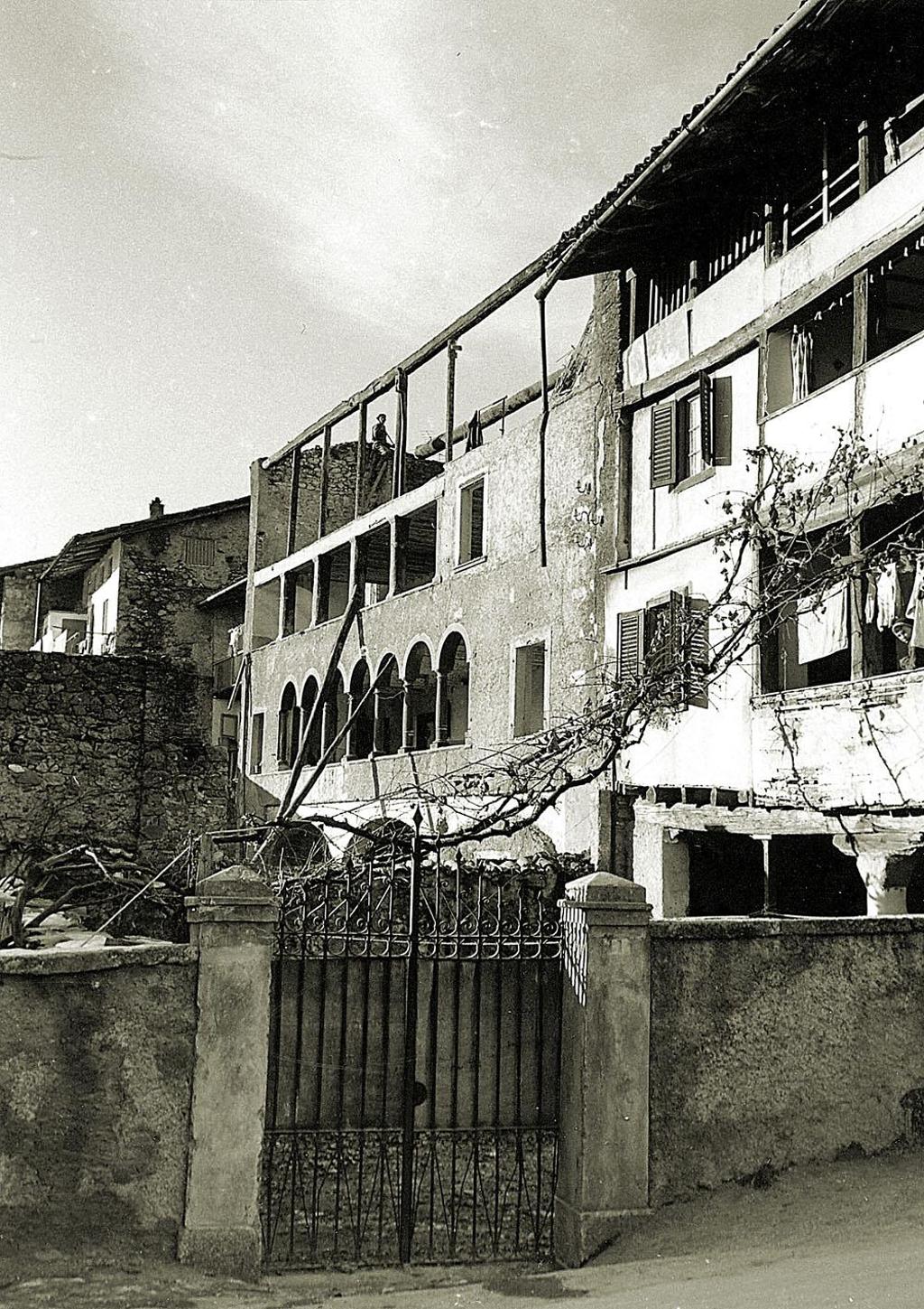 Case In Abbattimento In Viale Verdi Angolo Via Carrara Spinelli · Historify
