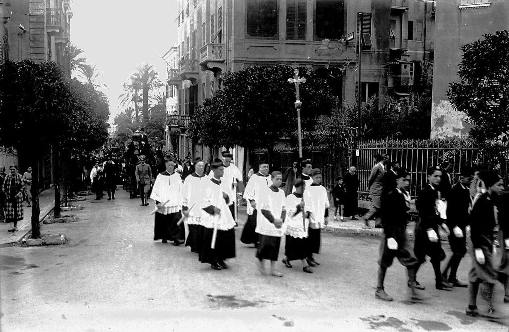 Corteo Funebre Generale Fara · Historify