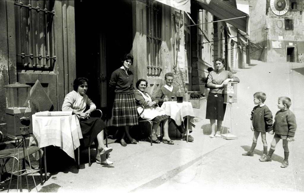 La pausa del pomeriggio all'Albergo Reale · Historify