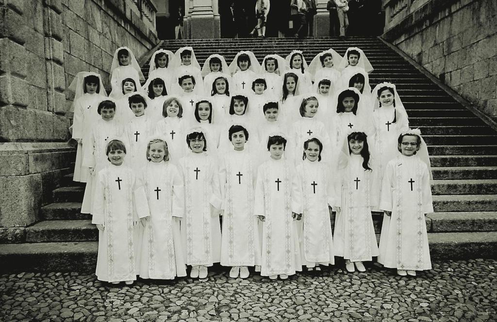 Bimbe Della Prima S.Comunione · Historify