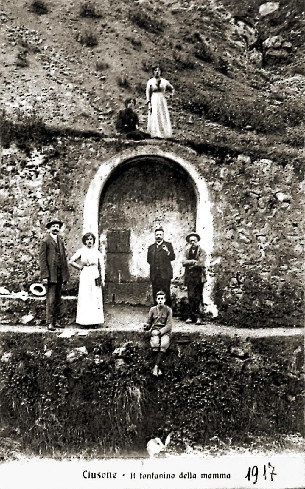 Gruppo Di Famiglia Al Fontanino Della Mamma · Historify