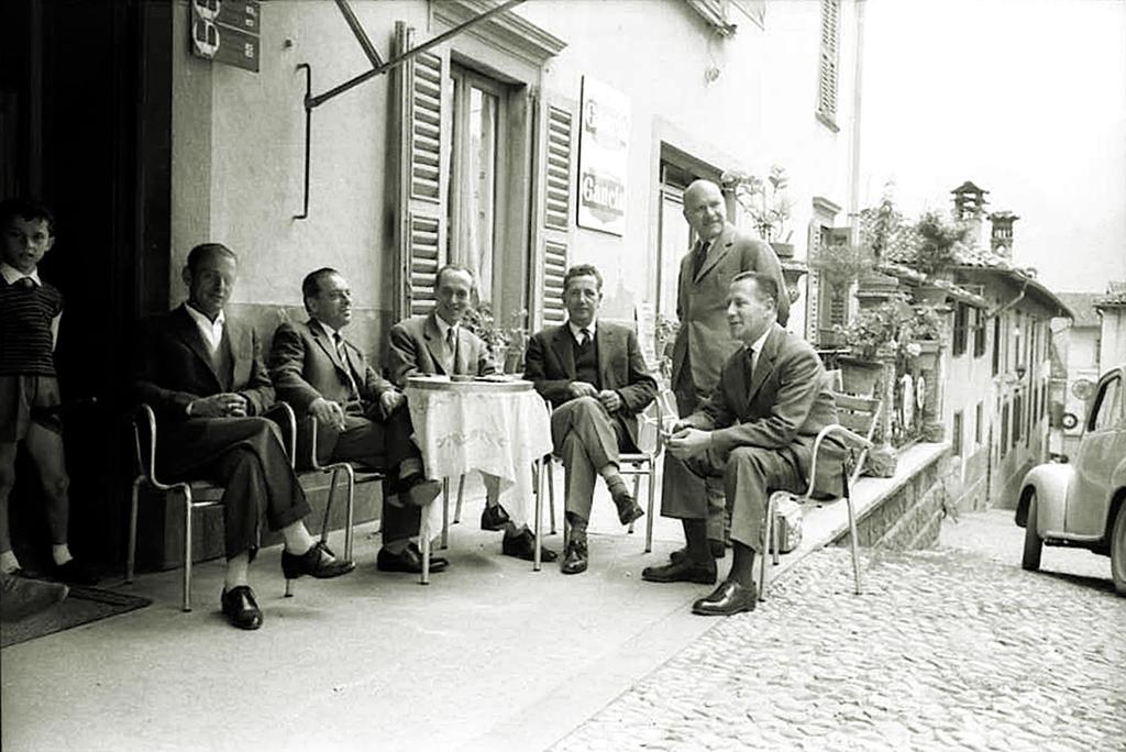 Avventori Del Bar Caffe Commercio In Baradello · Historify