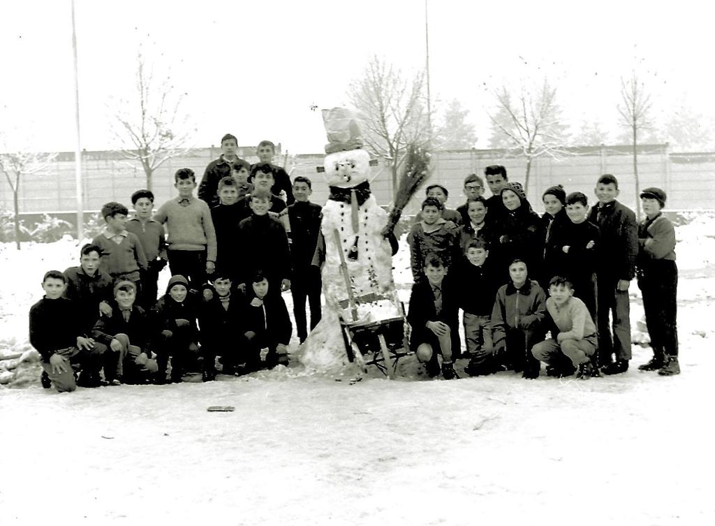 1963-Clusone-Patronato S.Vincenzo-Ultimo Gruppo Di Concorrenti Dei Pupazzi Di Neve · Historify