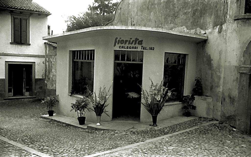 1959-Clusone-Chiosco Del Fioraio In P.Zza Marinoni · Historify