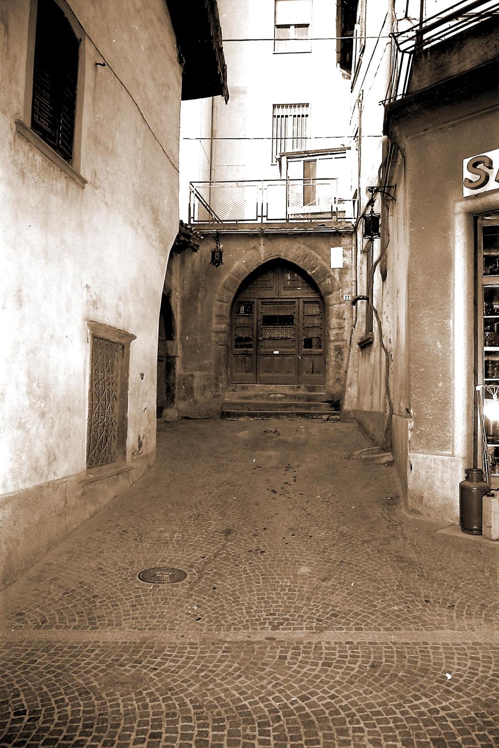 Antico Portone In Via Carpinoni · Historify