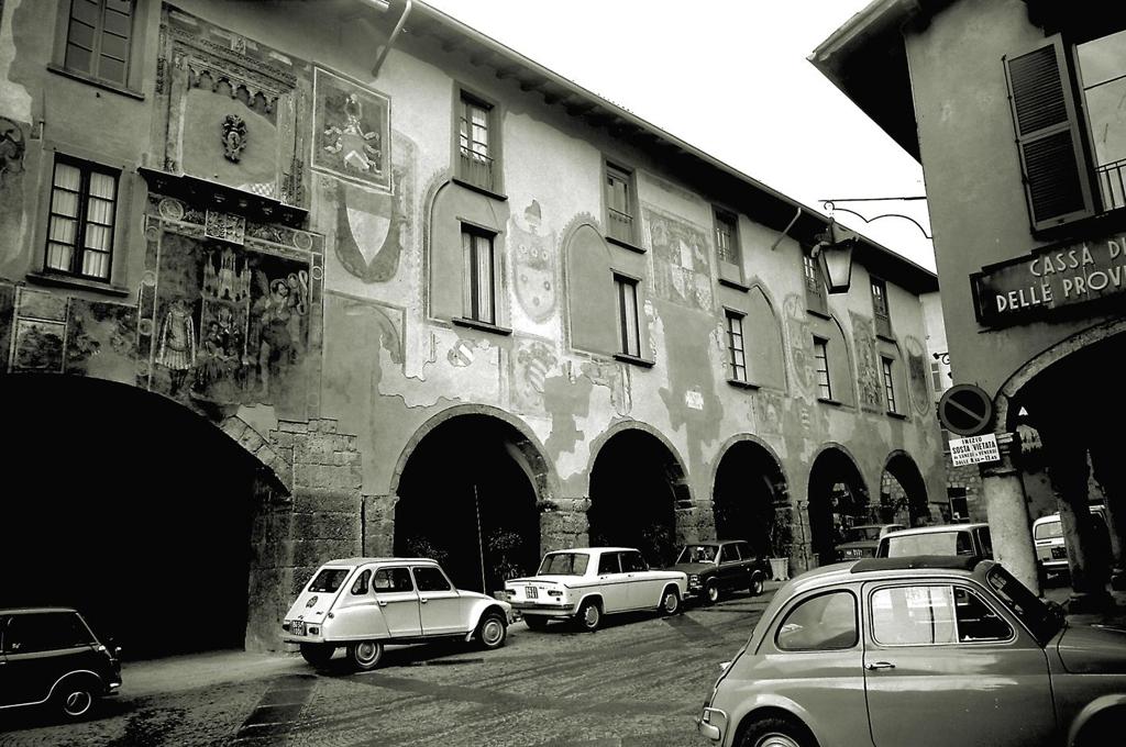 1974-Clusone-Piazza Orologio · Historify