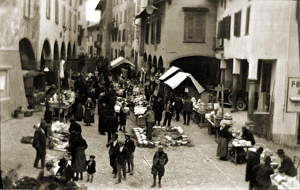 Mercato in Piazza Orologio · Historify