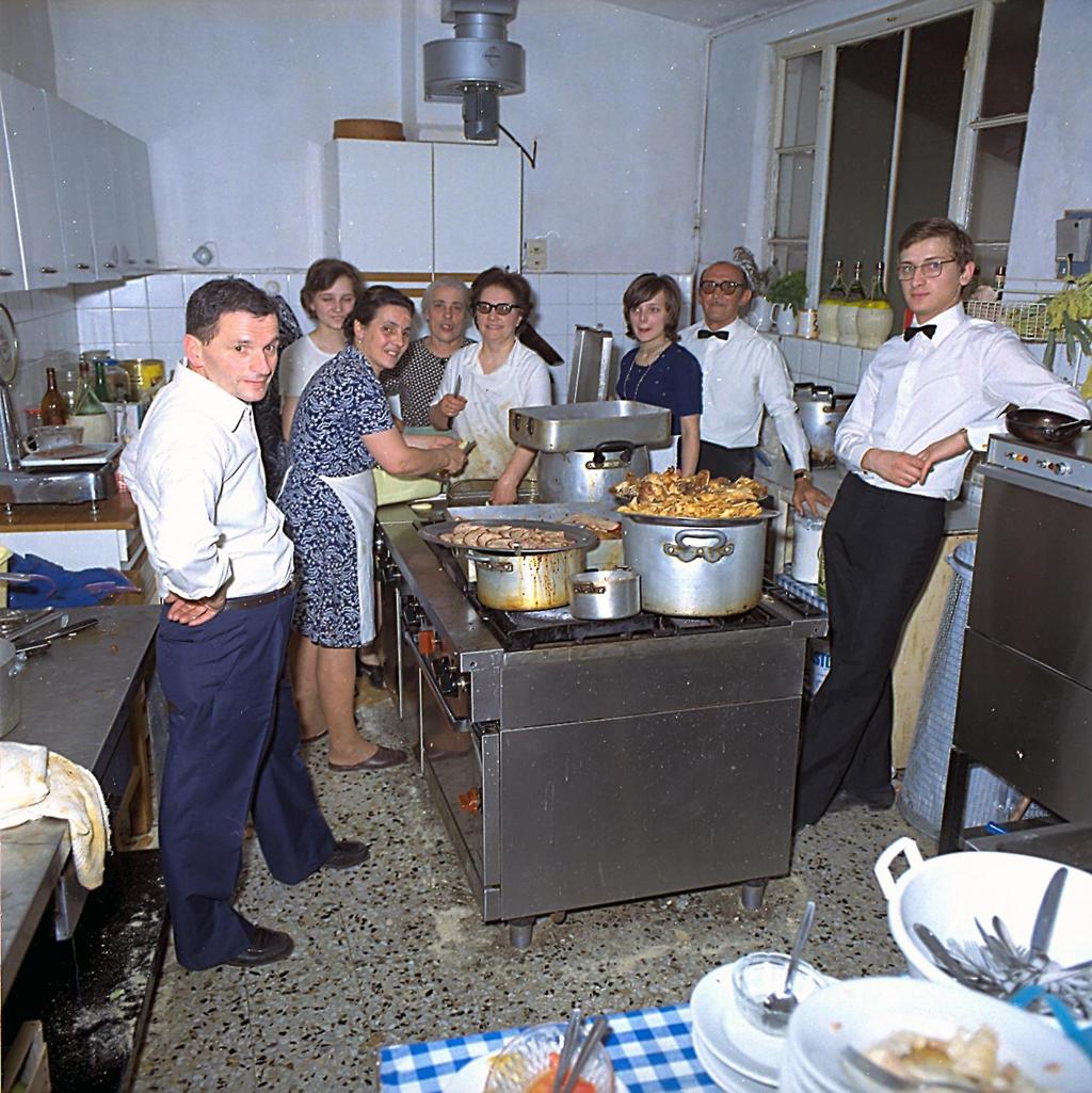 1973-Clusone-Il Personale Del Albergo Centrale · Historify