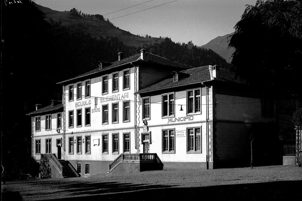 Scuole E Municipio Di Ardesio · Historify