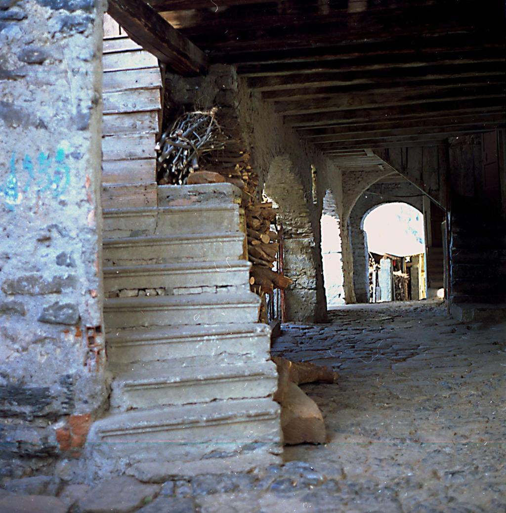 Scorcio Di Un Portico A Piazzolo · Historify