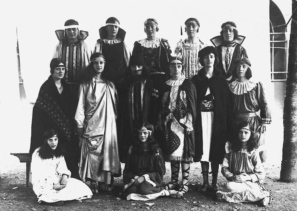 Figuranti In Costume · Historify