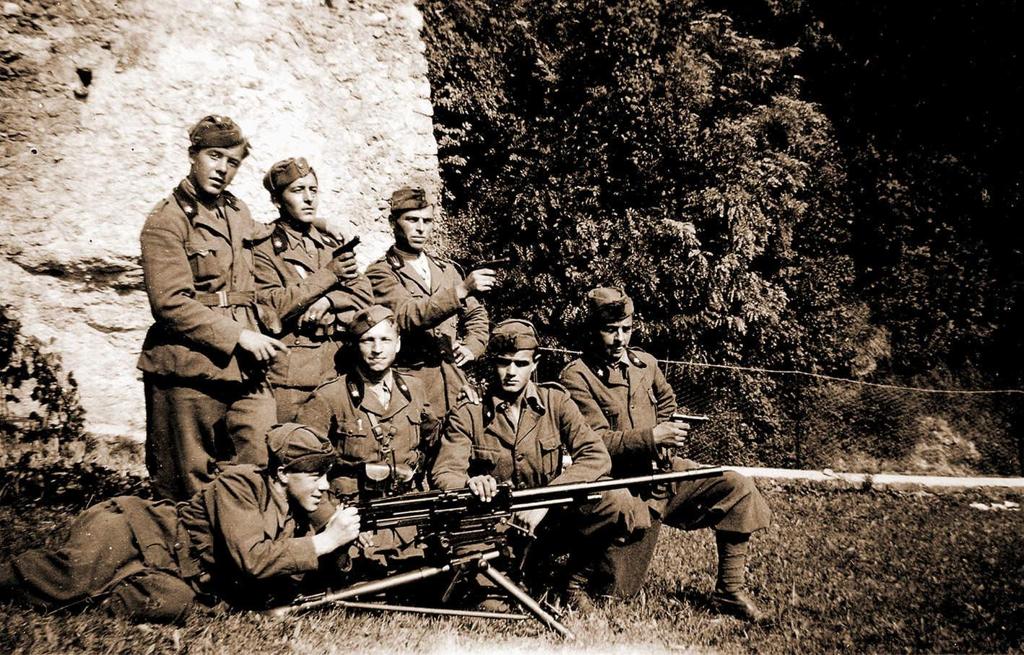 Militari In Posa · Historify