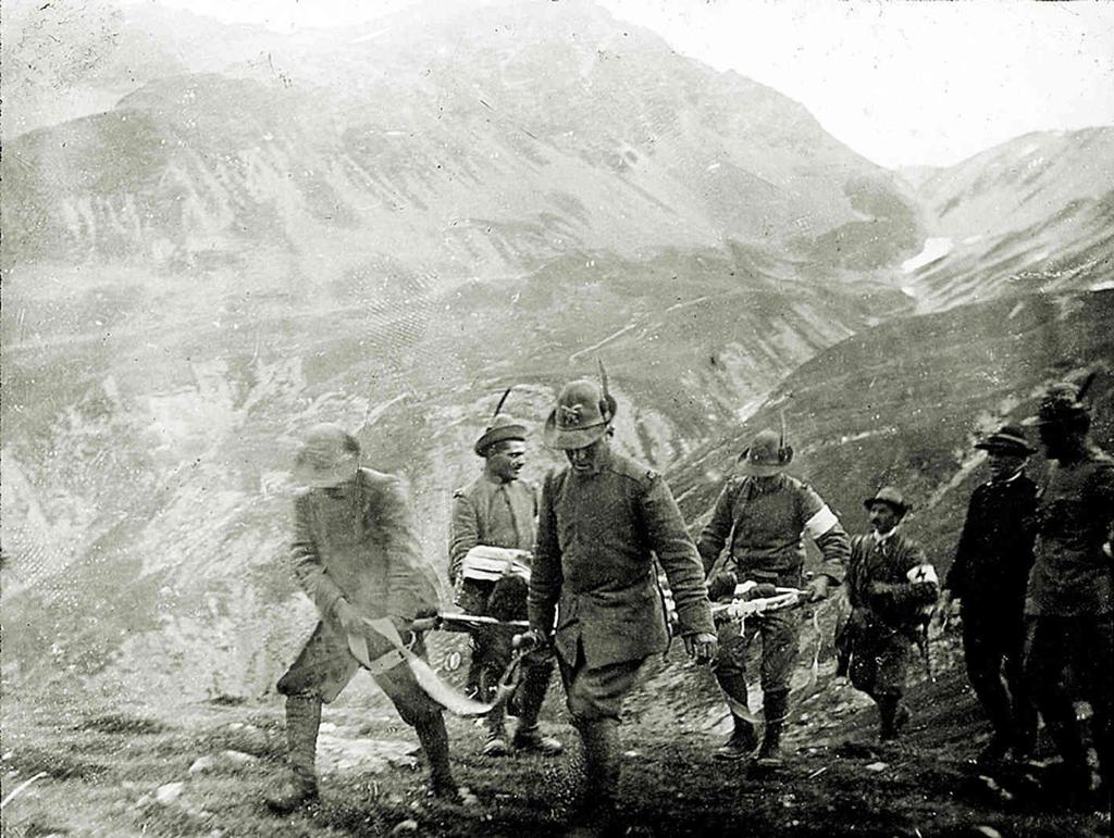 Alpini Che Trasportano Un Ferito · Historify