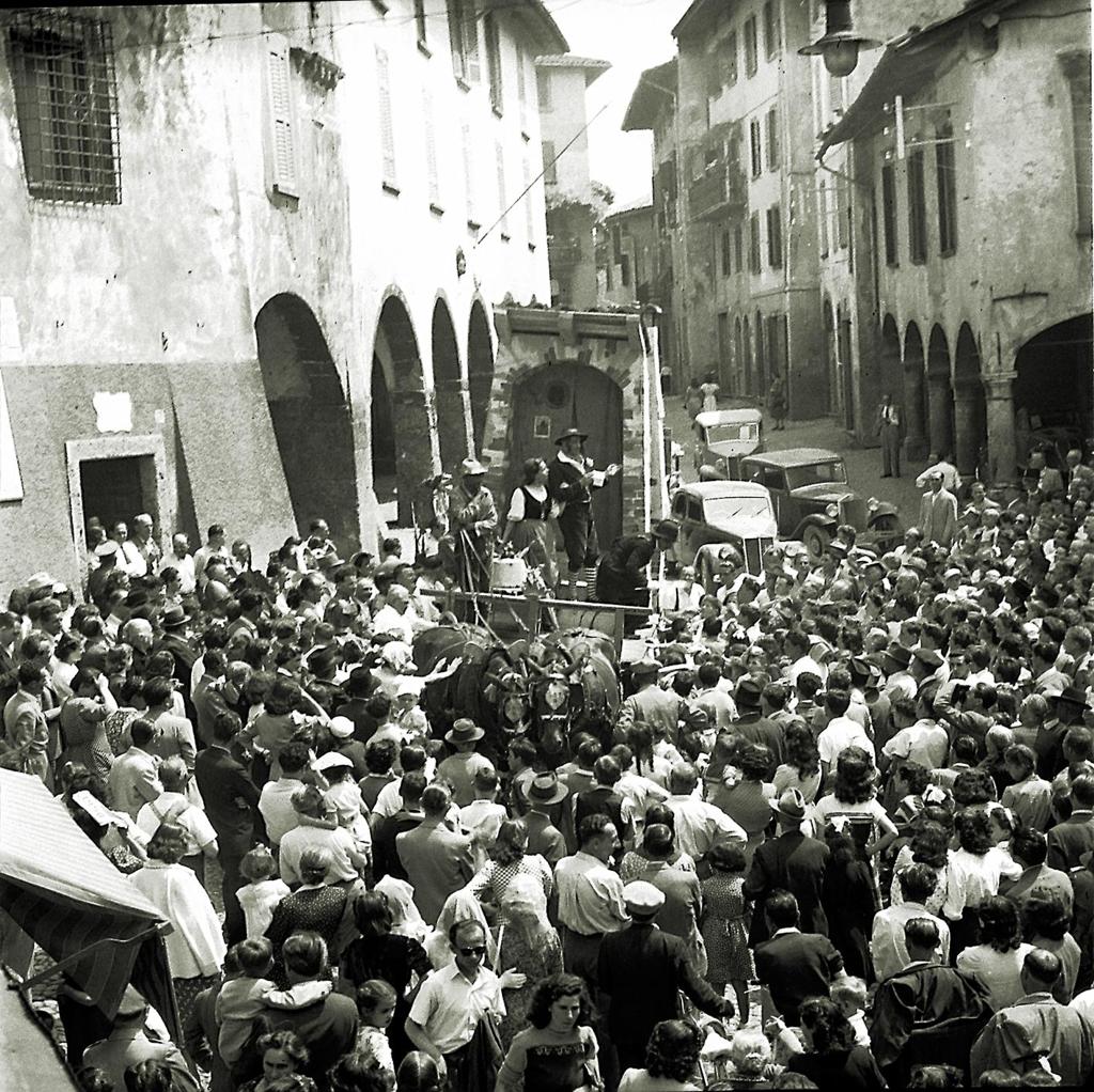 Spettacolo Offerto Dal Ducato Di Piazza Pontida Di Bergamo · Historify