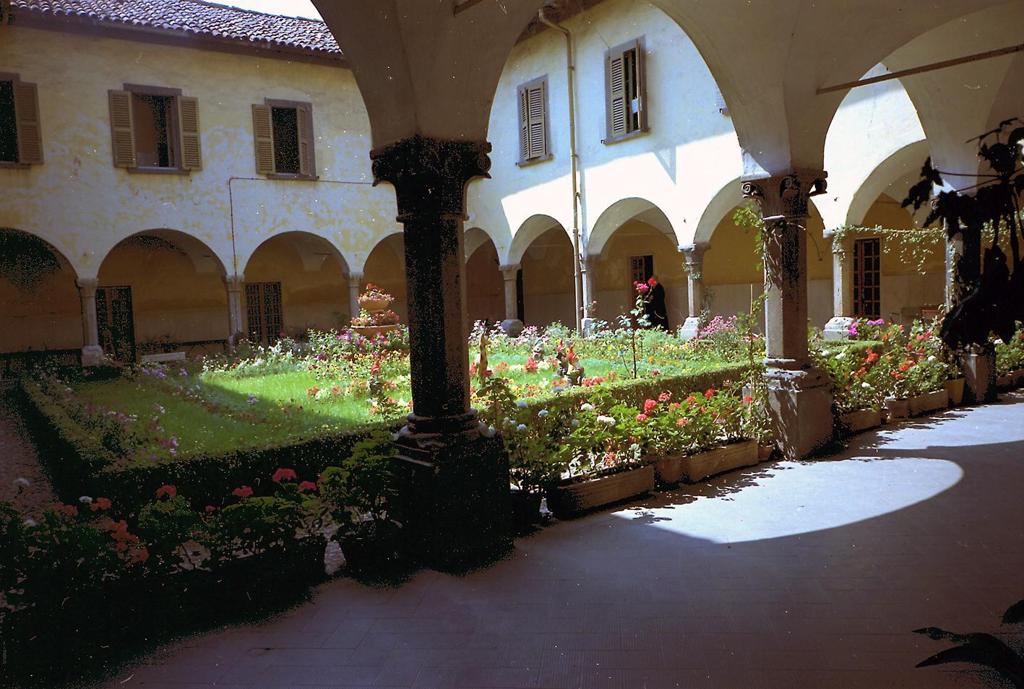 1974-Clusone-Il Chiostro Del Collegio A. Maj · Historify