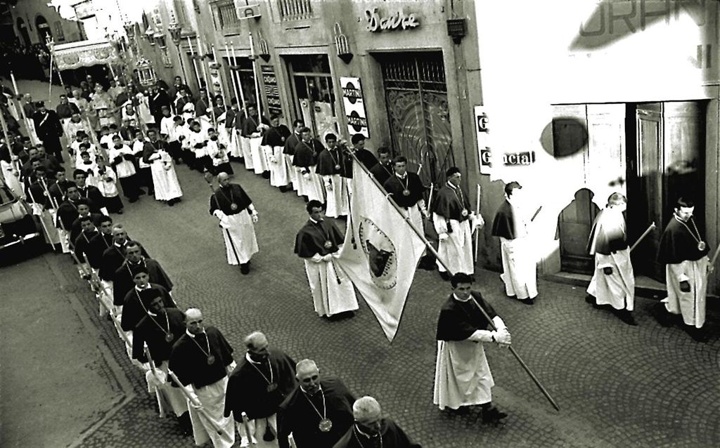 Un Momento Della Processione Dei Confratelli · Historify