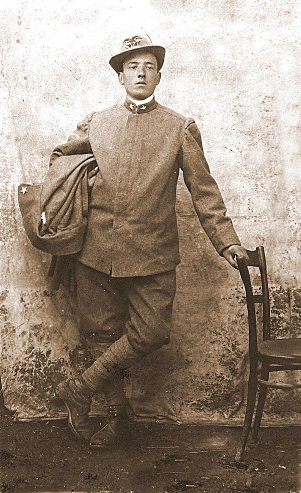 Giovane Militare · Historify