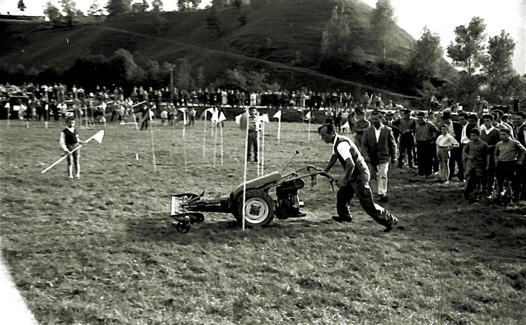 Mostra Agricola Gara Con Le Macchine Agricole · Historify