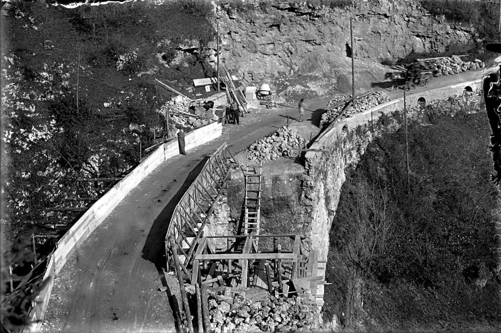Ponte In Costruzione · Historify
