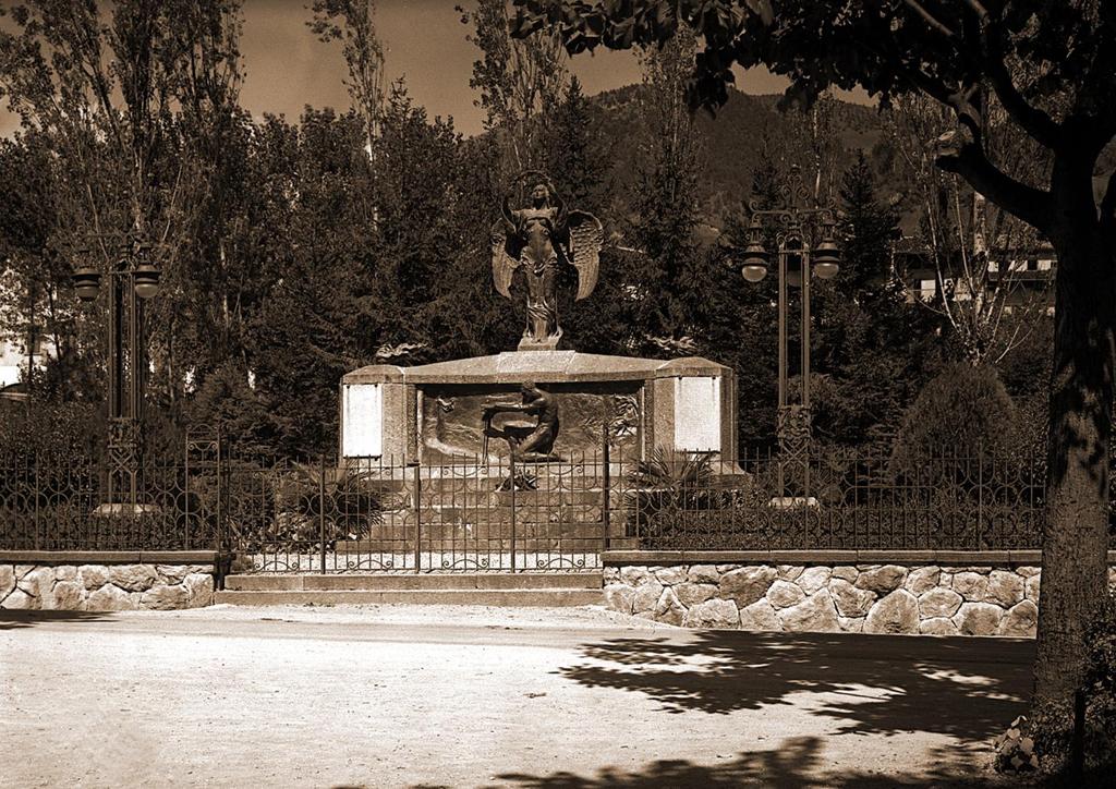 1937-Clusone-Monumento Ai Caduti Eretto Nel 1925 · Historify