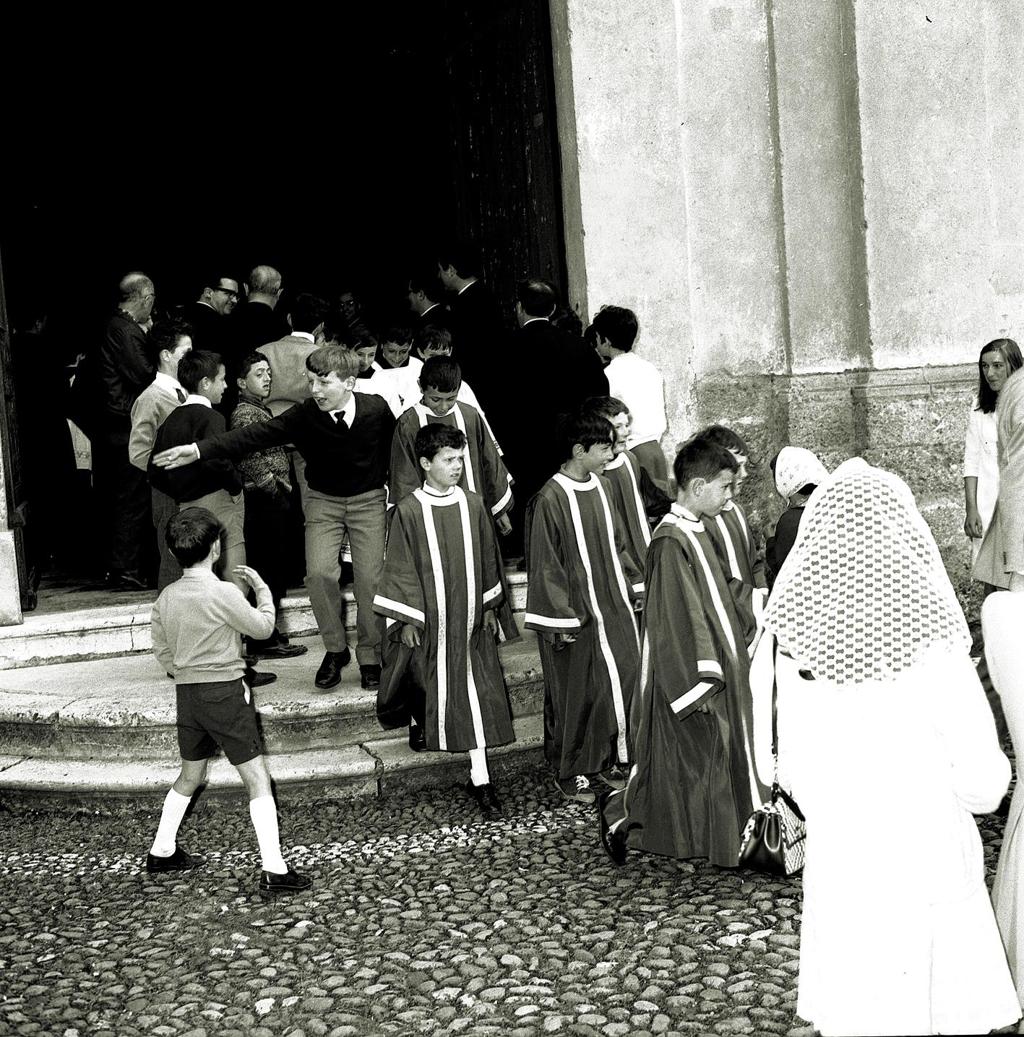 Istantanea Della Uscita Dei Chierichetti · Historify