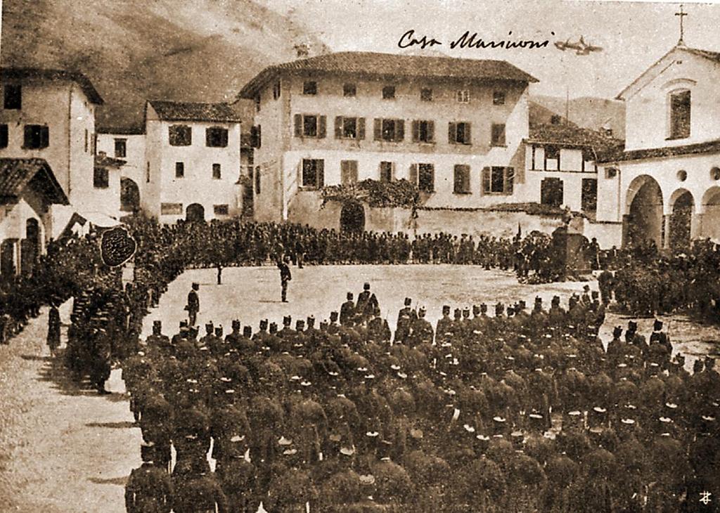 Piazza Chiesa con schieramento di militari · Historify